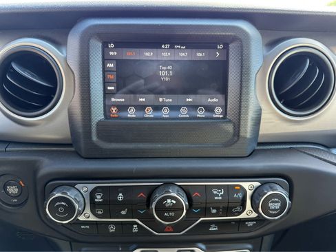 Used 2021 Jeep Gladiator Sport AWD/4WD image 17