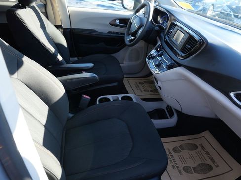 Used 2017 Chrysler Pacifica LX image 29