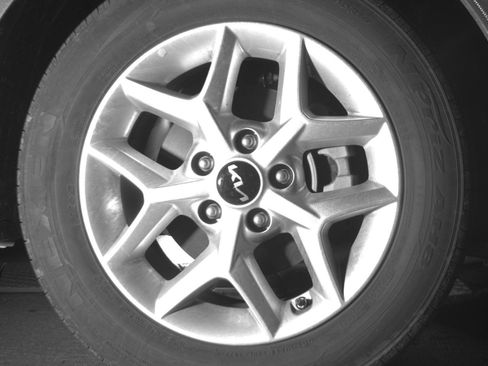 Used 2025 Kia Soul LX w/ LX Technology Package FWD image 16