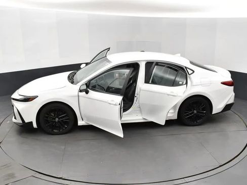 Used 2025 Toyota Camry SE image 7