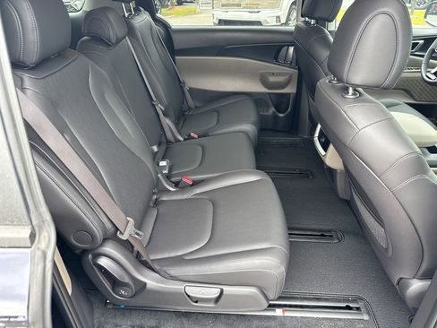 Used 2025 Kia Carnival FWD image 15