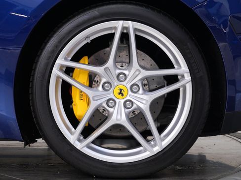 Used 2017 Ferrari California T RWD image 11