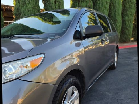 Used 2013 Toyota Sienna L w/ Towing Pkg FWD image 15