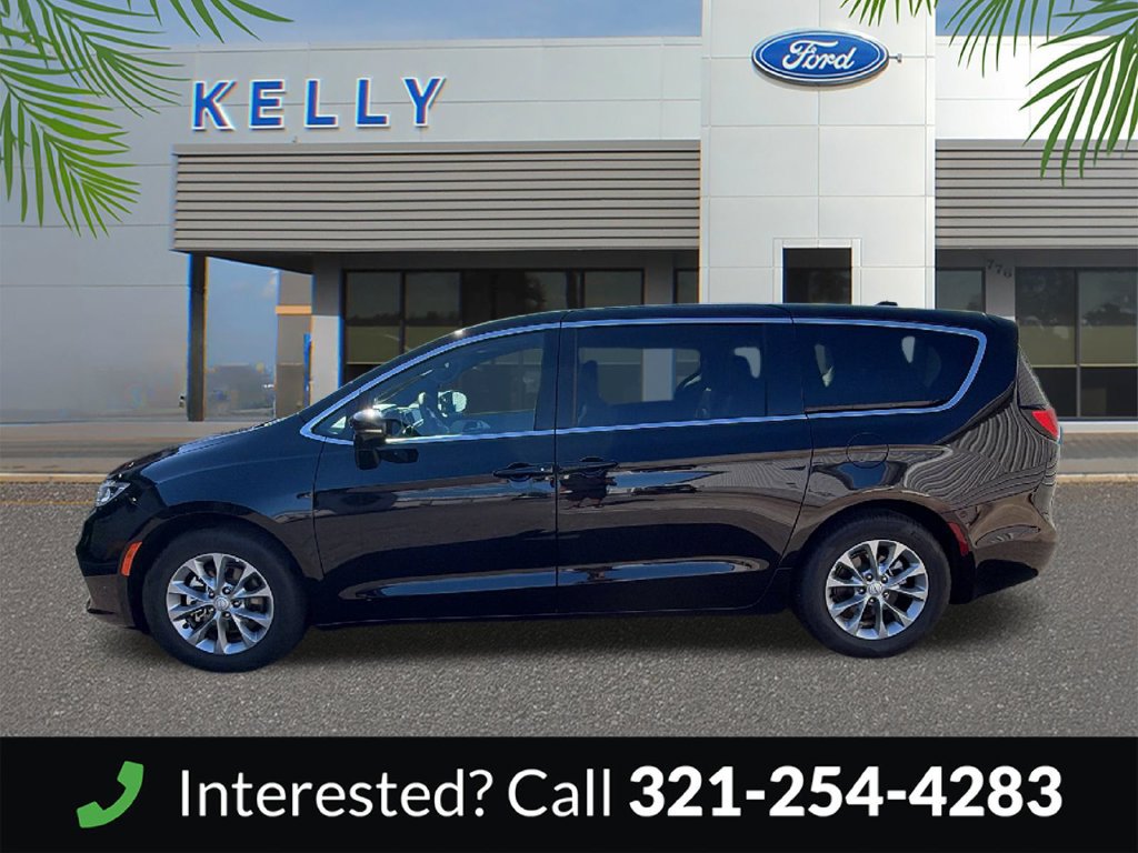 Used 2026 Chrysler Pacifica Limited FWD image 2
