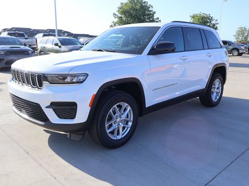 New 2026 Jeep Grand Cherokee Laredo RWD image 9