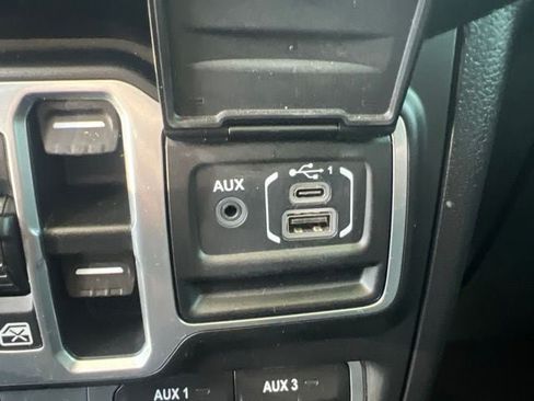 Used 2018 Jeep Wrangler Unlimited Rubicon w/ Dual Top Group AWD/4WD image 28