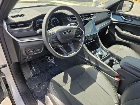 New 2025 Jeep Grand Cherokee L Altitude image 2