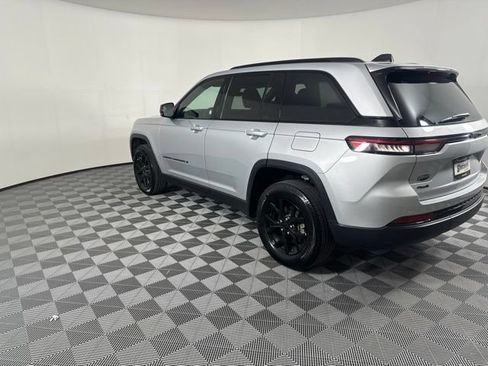 Used 2025 Jeep Grand Cherokee Altitude AWD/4WD image 6