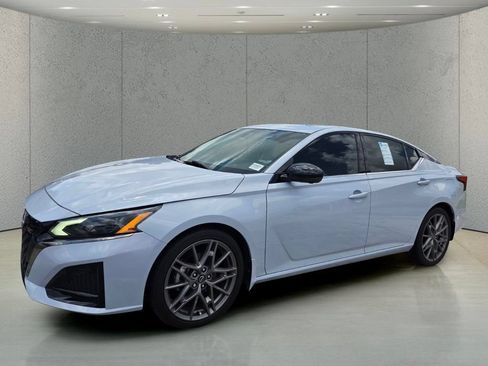 Used 2024 Nissan Altima 2.0 SR FWD image 9