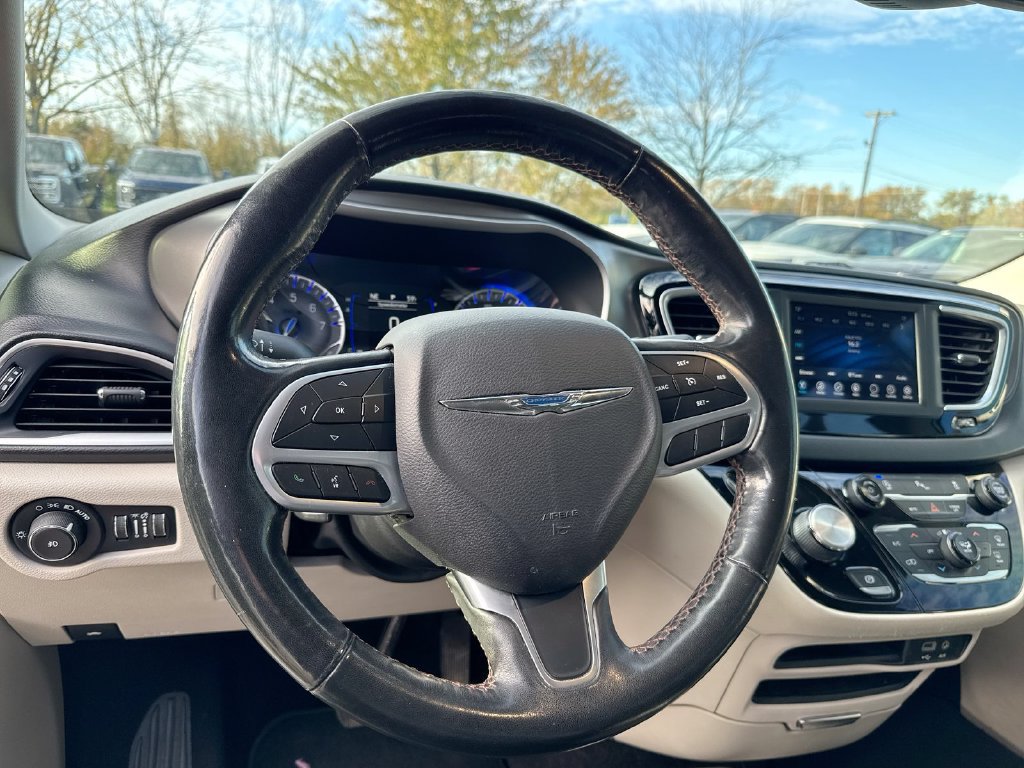 Used 2020 Chrysler Pacifica Touring-L FWD image 11