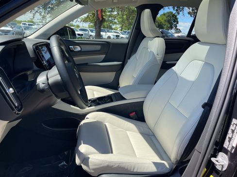 Used 2024 Volvo XC40 B5 Plus w/ Protection Package Premier AWD/4WD image 17