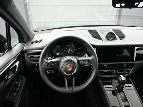 Certified 2024 Porsche Macan image 18