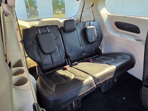 Used 2017 Chrysler Pacifica Touring-L FWD image 8