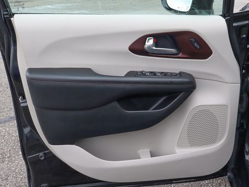 Used 2020 Chrysler Pacifica Limited image 13