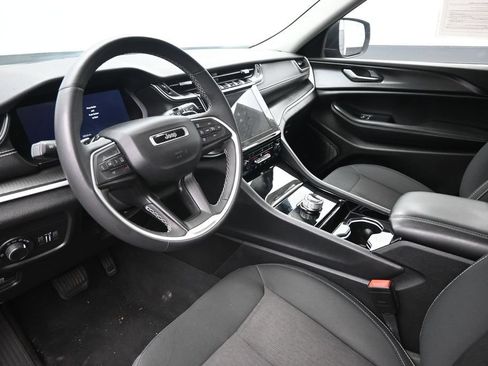 Used 2023 Jeep Grand Cherokee Laredo w/ Luxury Tech Group I AWD/4WD image 19