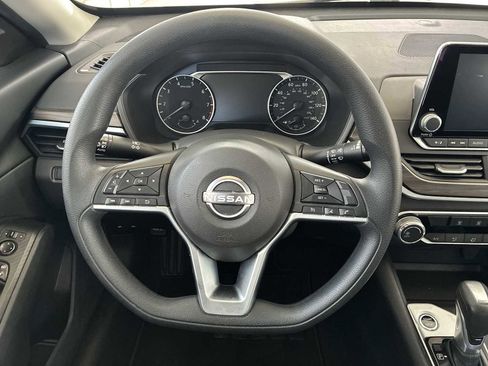 Used 2025 Nissan Altima 2.5 SV image 11