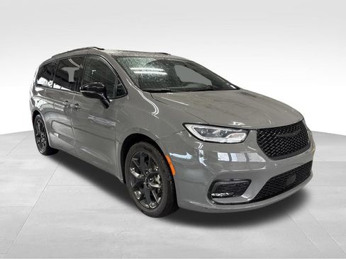 Used 2025 Chrysler Pacifica Limited FWD image 3
