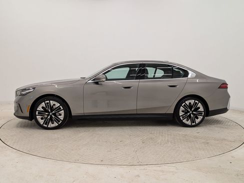 New 2026 BMW i5 eDrive40 w/ Premium Package RWD image 2