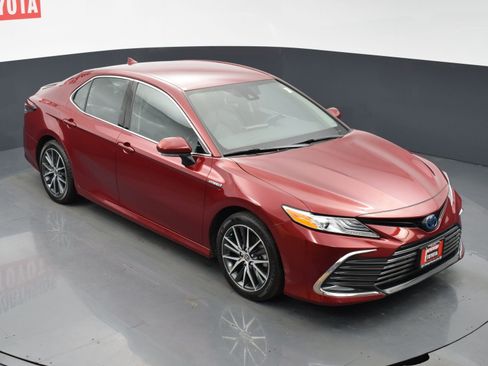 Used 2021 Toyota Camry XLE w/ Cold Weather Package image 25