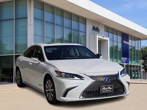 Used 2020 Lexus ES 300h w/ Premium Package image 2