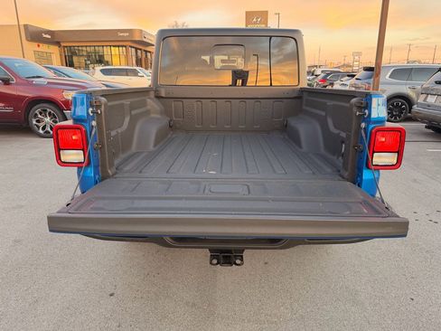 Used 2023 Jeep Gladiator Willys image 9