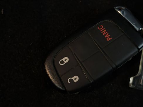 Used 2025 Jeep Compass Trailhawk AWD/4WD image 21