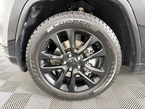 Used 2021 Jeep Grand Cherokee Laredo X RWD image 9