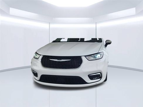 Used 2023 Chrysler Pacifica Limited FWD image 2