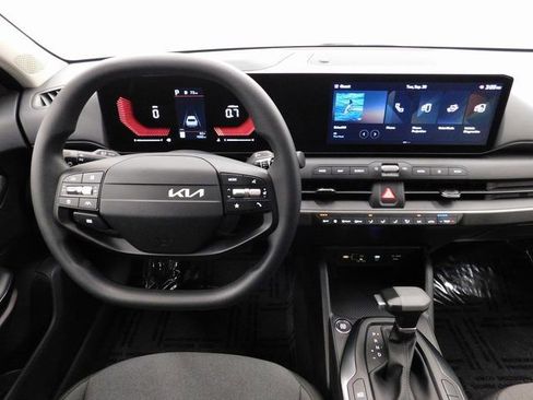Used 2025 Kia K4 LXS image 35