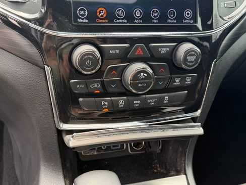 Used 2021 Jeep Grand Cherokee Laredo X AWD/4WD image 24