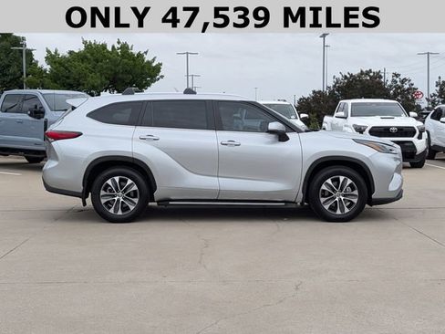 Used 2023 Toyota Highlander XLE FWD image 4