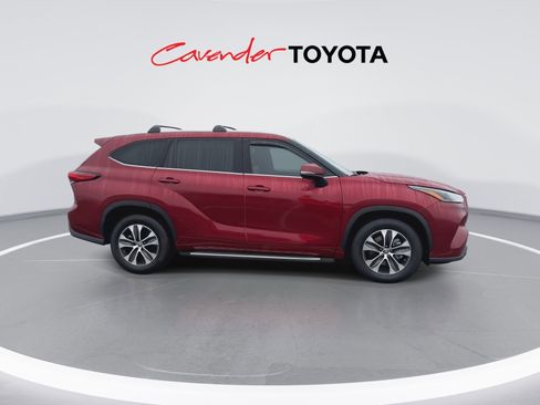 Used 2022 Toyota Highlander XLE image 9