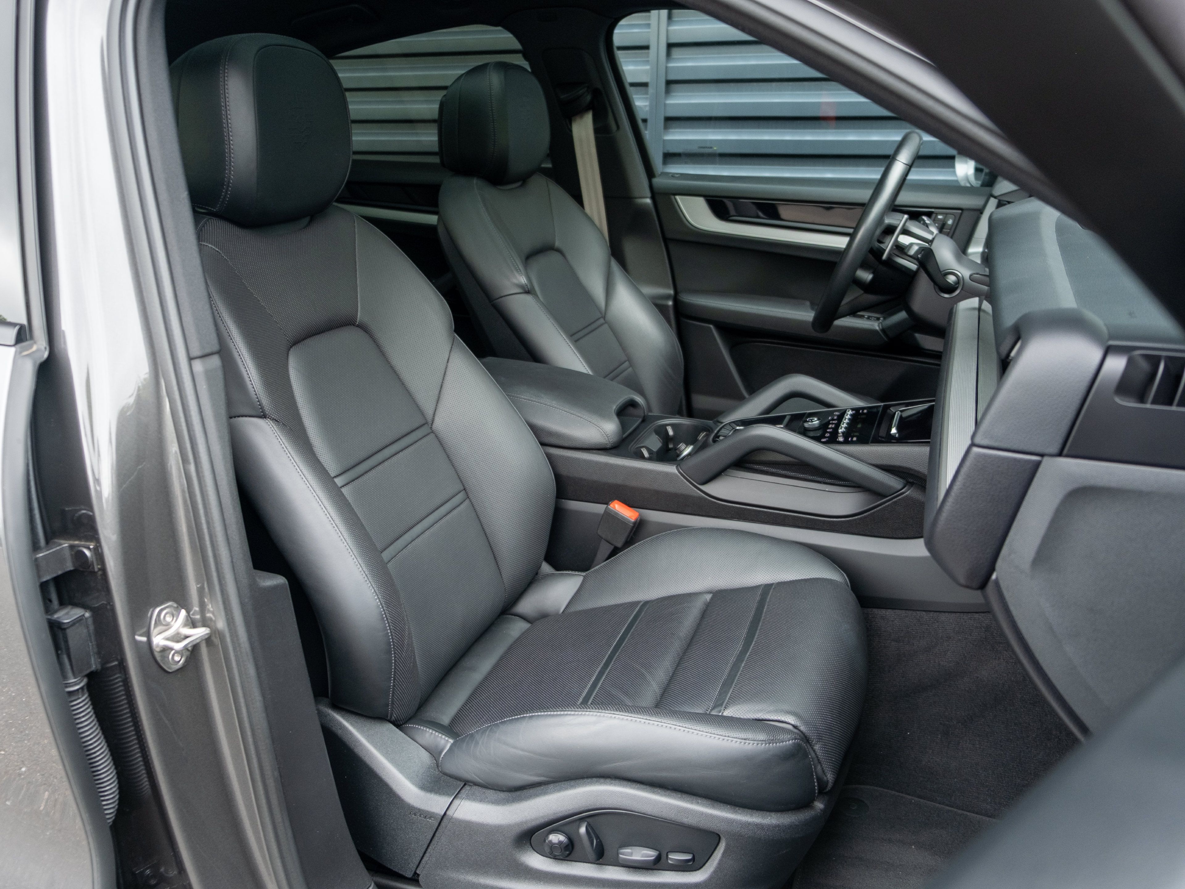Used 2024 Porsche Cayenne Coupe AWD/4WD image 42