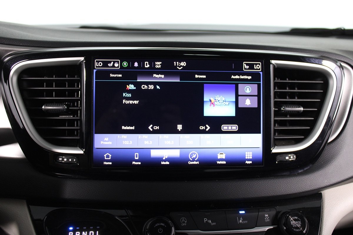 Used 2023 Chrysler Pacifica Touring-L FWD image 13