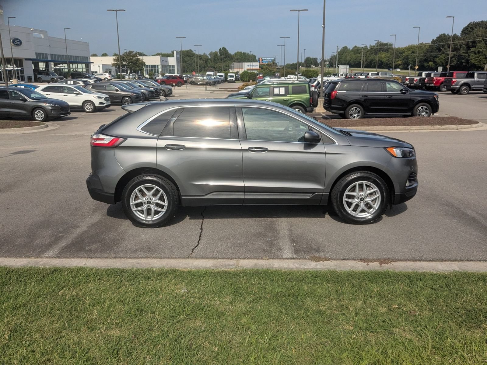 Used 2024 Ford Edge SEL w/ Convenience Package AWD/4WD image 2