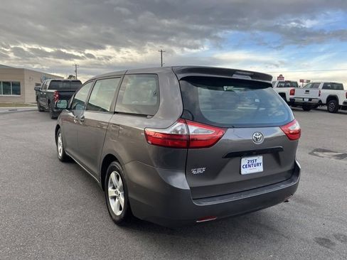 Used 2015 Toyota Sienna L image 11