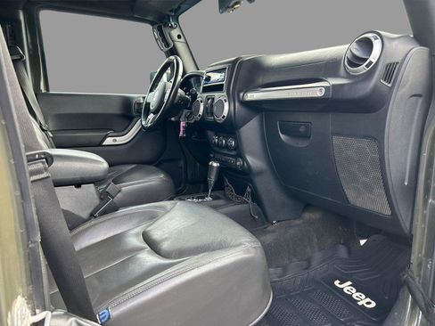 Used 2016 Jeep Wrangler Unlimited Rubicon w/ Connectivity Group AWD/4WD image 35