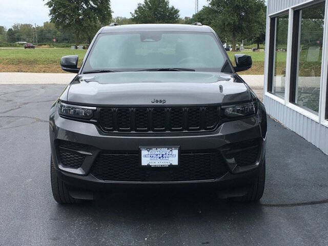 Used 2023 Jeep Grand Cherokee Altitude AWD/4WD image 4