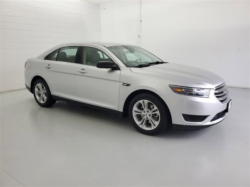 Used 2017 Ford Taurus SE image 4