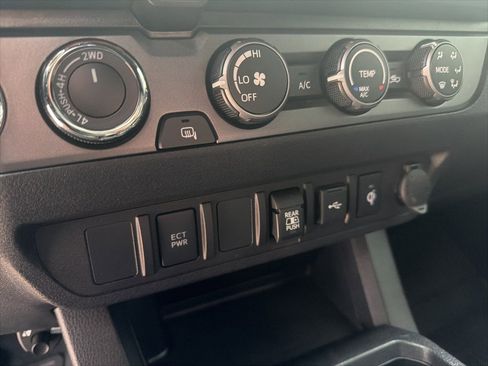 Used 2020 Toyota Tacoma TRD Sport image 32