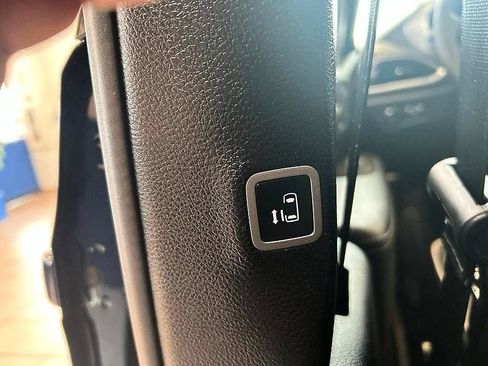 Used 2025 Chrysler Pacifica Limited FWD image 27