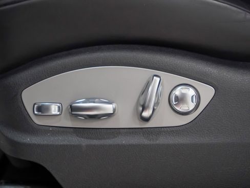 Certified 2025 Porsche Macan image 24