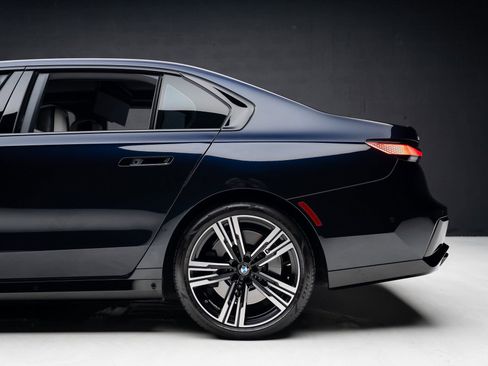 Used 2024 BMW 760i xDrive w/ Executive Package image 20