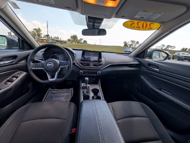 Used 2025 Nissan Altima 2.5 SV FWD image 12