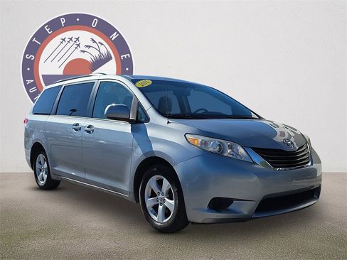 Used 2011 Toyota Sienna LE image 1