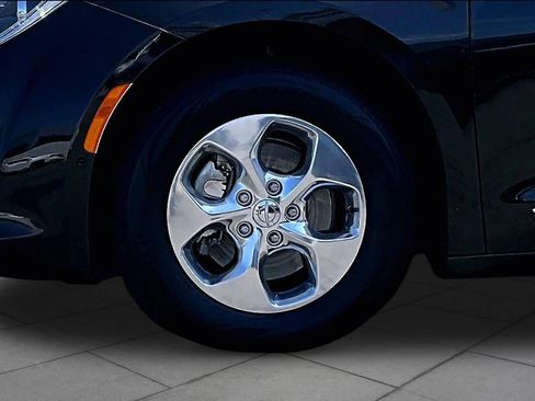 Used 2018 Chrysler Pacifica Limited w/ Advanced Safetytec Group FWD image 10