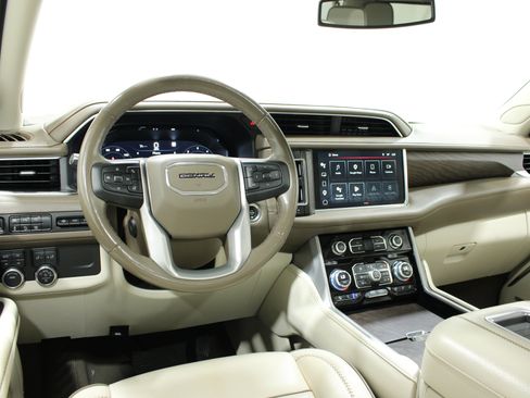 Used 2023 GMC Yukon XL Denali AWD/4WD image 2
