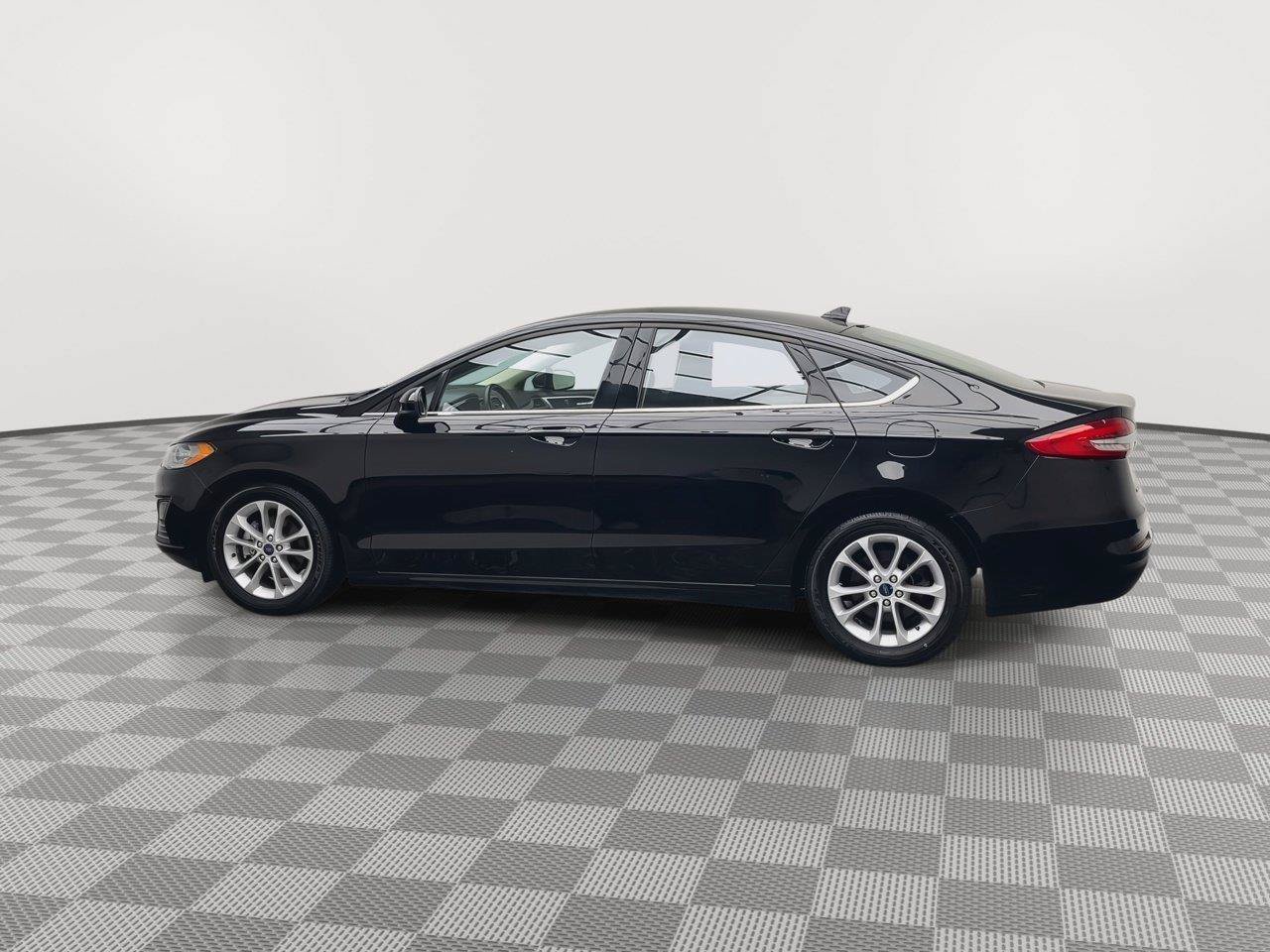 Used 2020 Ford Fusion SE FWD image 32