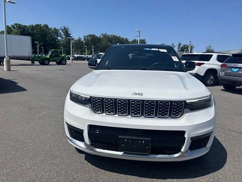 Used 2023 Jeep Grand Cherokee L Summit w/ Luxury Tech Group V AWD/4WD image 5