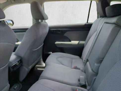 Used 2022 Toyota Highlander LE FWD image 17